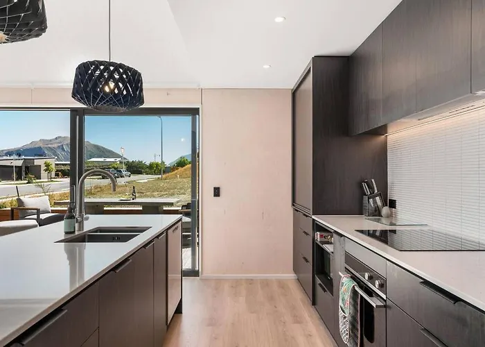 Holiday home Views With Outdoor Dining Area Games For Kids Sleeps 8 Wanaka