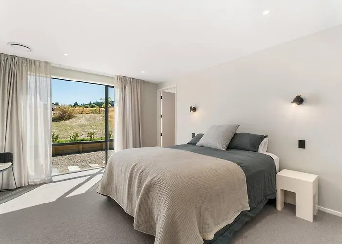 Views With Outdoor Dining Area Games For Kids Sleeps 8 Wanaka