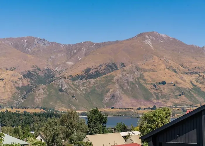 Views With Outdoor Dining Area Games For Kids Sleeps 8 * Wanaka